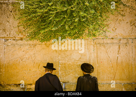 Two men praying at the wailing wall in Jerusalem Stock Photo