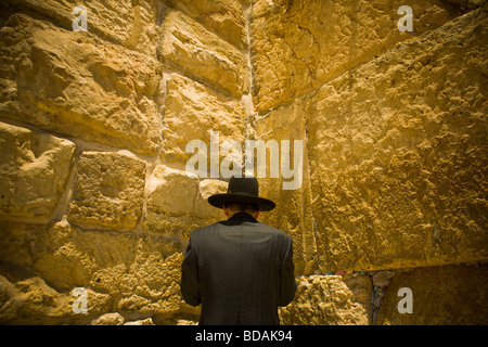 One man praying at the wailing wall in Jerusalem Stock Photo