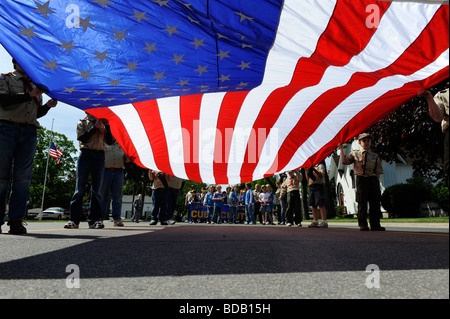 Cub Scouts carry large American flag in Memorial Day parade Stock Photo