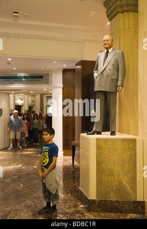 Harrods Department store Statue of Mr Mohamed Al Fayed chairman of Harrods boy has photograph taken  2009 2000s  HOMER SYKES Stock Photo