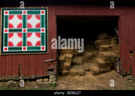 Quilt hanging on old red barn, Batchtown, Illinois Stock Photo