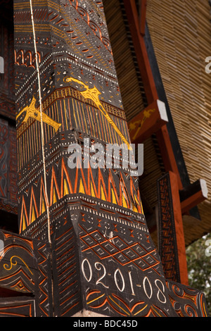 Indonesia Sulawesi Tana Toraja Kambira village golden kris symbol carved in tongkonan pillar Stock Photo