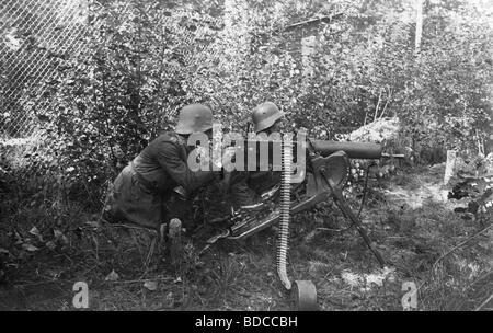 events, First World War/WWI, Western Front, German heavy machine gun Maxim 08, picture postcard, circa 1917, soldiers, officer, steel helmet, France, 20th century, historic, historical, 1910s, people, Stock Photo