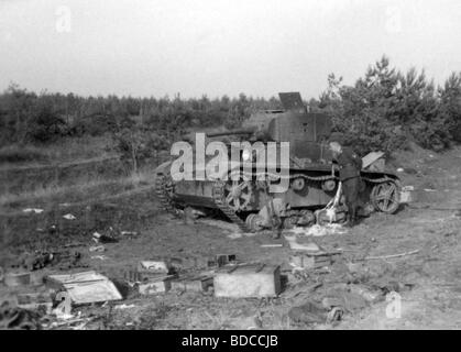 events, Second World War / WWII, Russia 1941, Soviet column after German air raid between Bialystok and Vaukavysk, July 1941, Wehrmacht soldier inspecting abandoned Soviet light tank T-26, Stock Photo