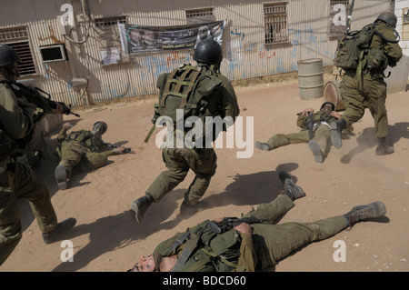 A live simulation of the IDF medical response team in urban warfare, Tzrifin army base Central Israel Stock Photo