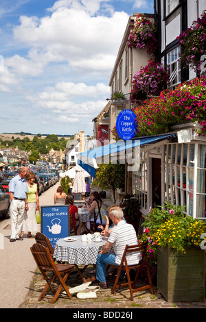 Pavement cafe tea shop on the High Street in the Cotswolds town of Burford, Oxfordshire, England, UK Stock Photo