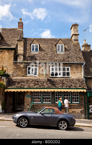 Huffkins bakery in Burford, Oxfordshire, England, UK Stock Photo