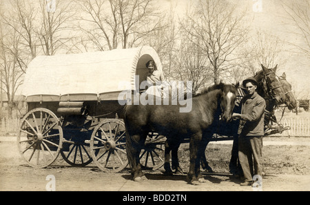 Mr. & Mrs. H.O. Richmond & Covered Wagon Stock Photo