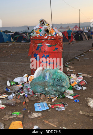 Glastonbury festival 2009 Overflowing rubbish bin Stock Photo