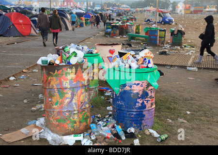 Glastonbury festival 2009 Overflowing rubbish bins Stock Photo