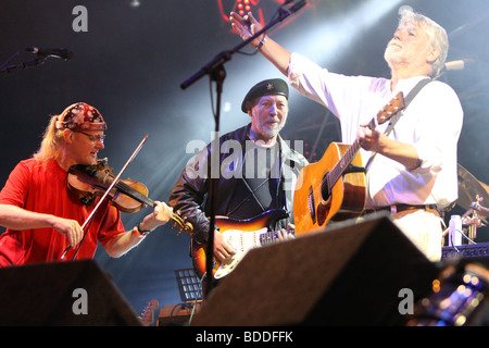 Ric Sanders with Richard Thompson and Simon Nicol at Fairport Conventions Cropredy Festival 15th August 2009 Stock Photo