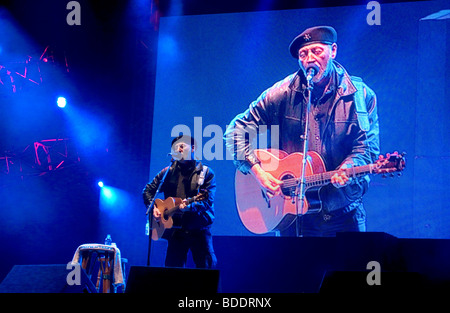 Richard Thompson playing at the Fairport's Cropredy Convention music festival 2009 Fairport's Cropredy Convention friendly music Stock Photo