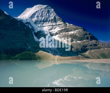 Mount Robson 3,954¬†metres (12,972¬†ft) highest peak in the Canadian Rockies seen from Berg Lake, British Columbia Canada Stock Photo
