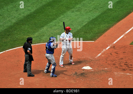 St. Louis Cardinals' Albert Pujols (L) and wife Diedra pose for a