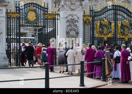 Queue 0For The Queens Garden Party At Buckingham Palace Stock Photo