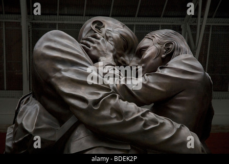 Statue of couple kissing goodbye, by Paul Day, St Pancras International Railway Station, London UK Stock Photo