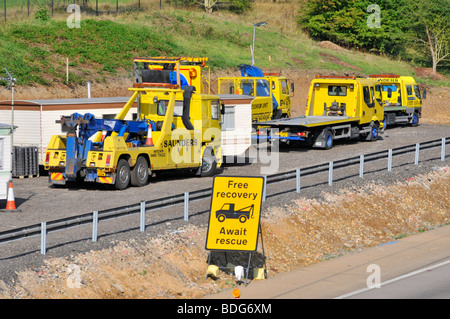 M25 motorway roadworks free recovery breakdown crews during carriageway widening with caravan living facility Stock Photo