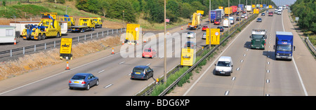 M25 motorway roadworks free recovery breakdown crews during carriageway widening Stock Photo