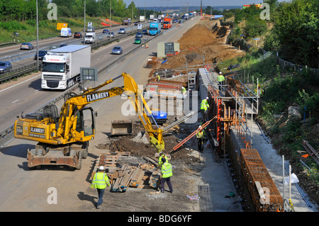 M25 motorway widening project with contra flow traffic management to create working space Stock Photo