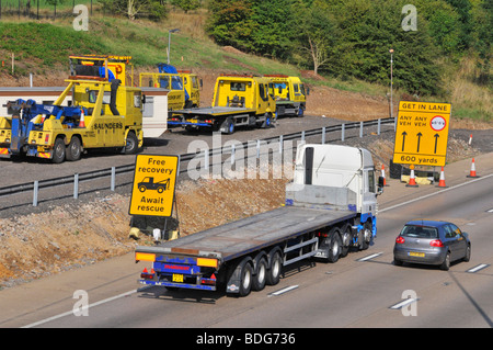 M25 motorway roadworks free recovery breakdown crews during carriageway widening Stock Photo