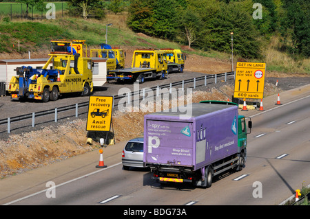 M25 motorway roadworks free recovery breakdown crews during carriageway widening Stock Photo