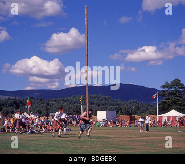 Heavyweight competitor showing how the caber should be tossed, Newtonmore Highland Games Scotland  SCO 5311 Stock Photo