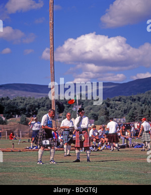 Heavyweight competitor showing how the caber should be tossed, Newtonmore Highland Games Scotland  SCO 5315 Stock Photo