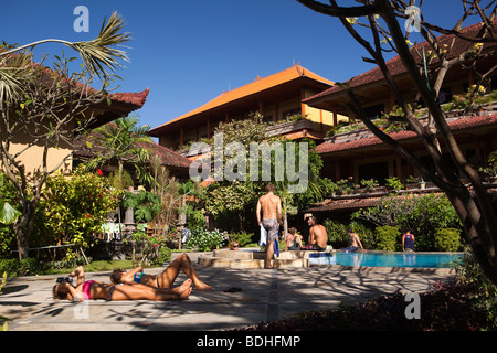 Indonesia, Bali, Kuta, Suka Beach Inn, holidaymakers around the swimming pool Stock Photo