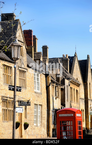 TRADITIONAL RED PHONE BOX IN CHIPPING CAMPDEN HIGH STREET GLOUCESTERSHIRE UK Stock Photo