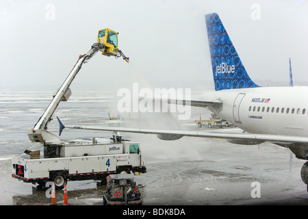 De-icing Commercial Jet after winter storm at Boston Logan International Airport Stock Photo