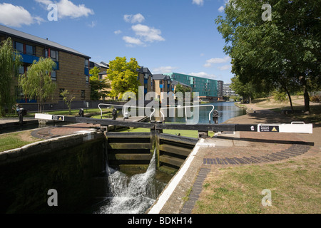 'Mile End Lock' 'Regent's Canal' 'Mile End' 'Tower Hamlets' 'Lock keepers House' east London GB UK London Borough Tower Hamlets Stock Photo