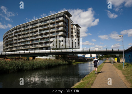 New Meath Bridge over Regents Canal 'Mile End Park' ' London Borough of Tower Hamlets' Tower Hamlets London GB UK green space Stock Photo