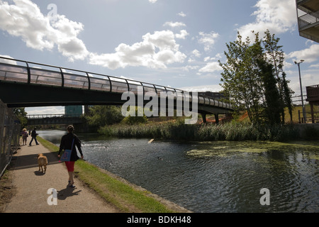 New Meath Bridge over Regents Canal 'Mile End Park' ' London Borough of Tower Hamlets' Tower Hamlets London GB UK green space Stock Photo