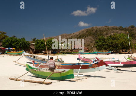 Indonesia, Lombok, South Coast, Seong Blanak, fisherman mending nets on the beach Stock Photo