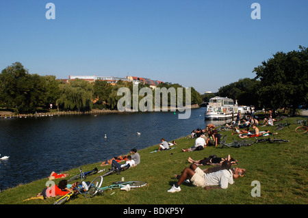 people-relaxing-at-urbanhafen-urban-harbour-in-summer-landwehrkanal