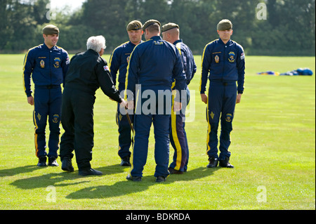 Former RAF serviceman, eighty-eight-year-old Tom Lackey meets members of the Red Devils parachute team. Stock Photo