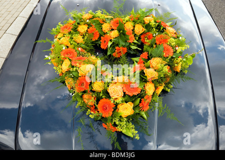 Floral arrangement on the hoof of a car Stock Photo