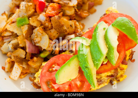 bacon omelette with avocado and tomatoes and hash brown potatoes, Danny's Deli and Grill, Ventura, California Stock Photo