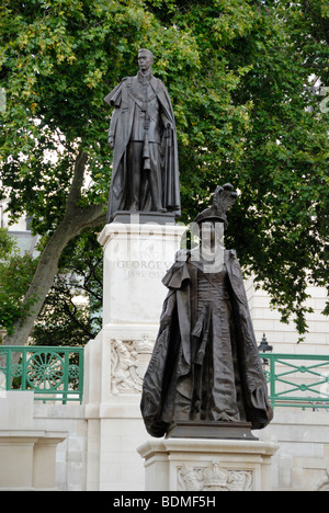 Statues of Queen Elizabeth the Queen Mother and King George VI in the Mall, London, England. Stock Photo