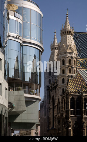 Wien, Haas-Haus von Hans Hollein, dahinter die Türme des Stephansdom s (St. Stephan) Stock Photo