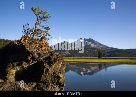 Sparks lake, South Sister Peak at dawn in the Oregon Cascade Mountains along the Cascade Lakes Highway near Bend Stock Photo