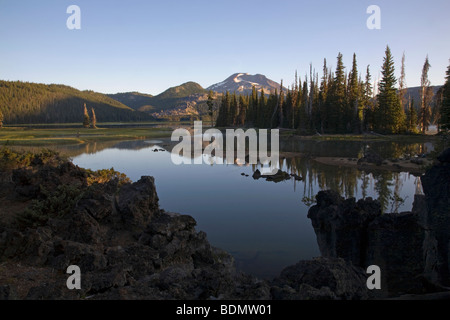 Sparks lake, South Sister Peak at dawn in the Oregon Cascade Mountains along the Cascade Lakes Highway near Bend Stock Photo