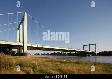 Köln, Rodenkirchener Brücke, Rheinbrücke Köln-Rodenkirchen, Blick von der rechten Rheinseite Stock Photo