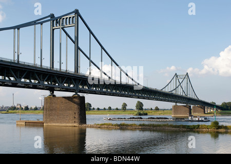Krefeld Rheinbrücke Krefeld-Uerdinger Brücke zwischen dem Krefelder Stadtteil Uerdingen und dem Duisburger Stadtteil Mündelheim Stock Photo