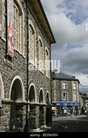 The town of Dolgellau, Wales. The arches of the south elevation of Neuadd Idris with the town centre shops in the background. Stock Photo