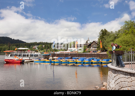 Titisee, Baden-Wurttemberg, Germany, Europe. Lake Titisee waterfront promenade and pier in Black Forest resort Stock Photo