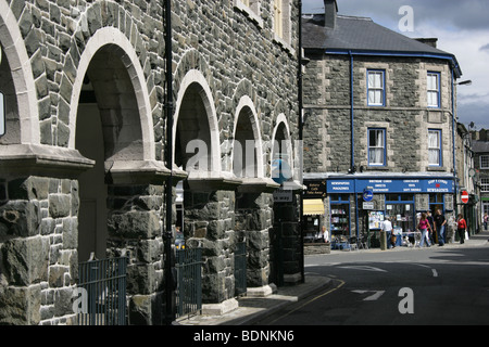 The town of Dolgellau, Wales. The arches of the south elevation of Neuadd Idris with the town centre shops in the background. Stock Photo