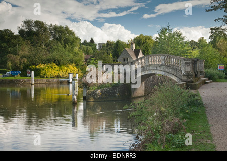 Footbridge at Iffley Lock on the River Thames at Oxford, Oxfordshire, Uk Stock Photo