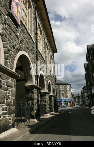 The town of Dolgellau, Wales. The arches of the south elevation of Neuadd Idris with the town centre shops in the background. Stock Photo