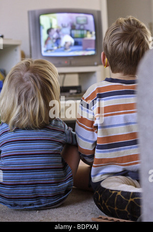 Kinder vor dem Fernseher Stock Photo
